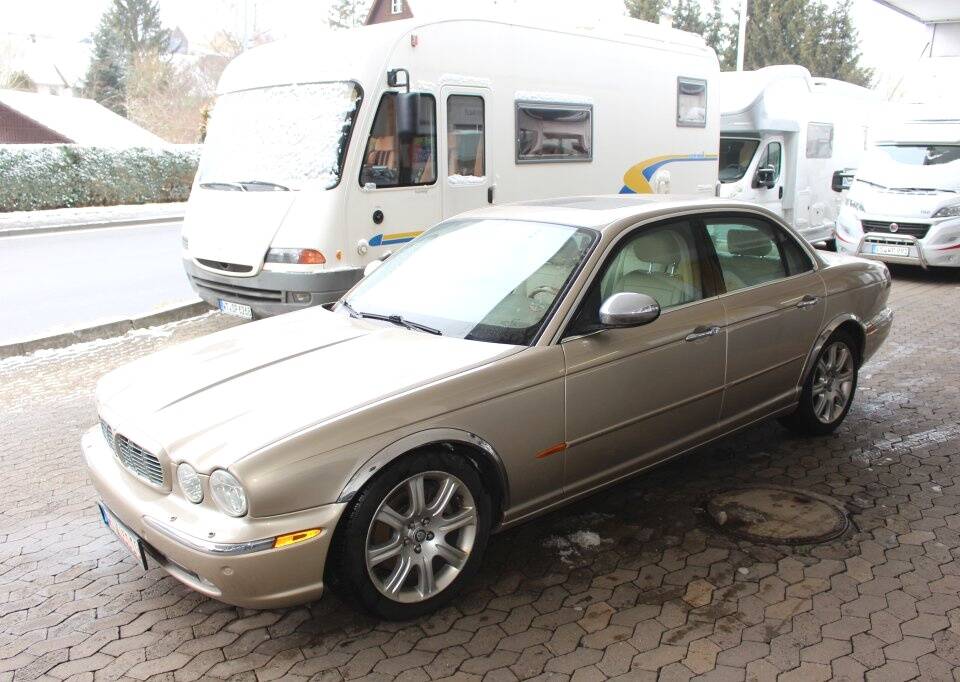 Image 2/24 de Jaguar XJ 8 4.2 (2005)