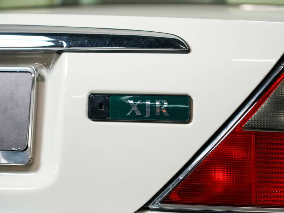 Image 30/50 of Jaguar XJR 4.0 (1995)