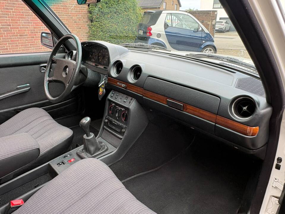 Image 23/66 of Mercedes-Benz 200 T (1984)
