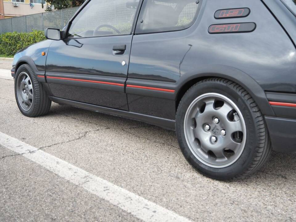 Image 9/50 de Peugeot 205 GTi 1.9 (1988)