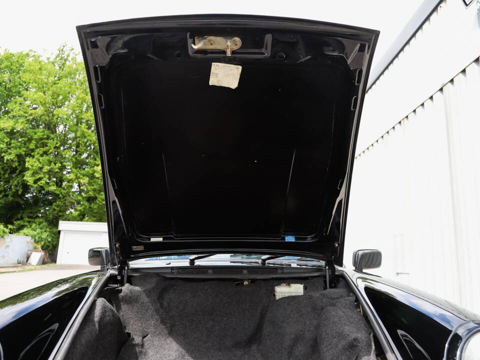 Image 39/108 de Porsche 911 Carrera 3.2 (1989)