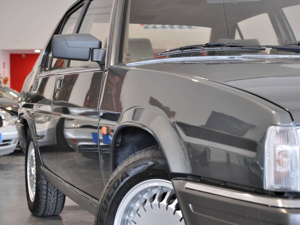 Bild 6/21 von Alfa Romeo 90 2.5 Quadrifoglio Oro (1985)