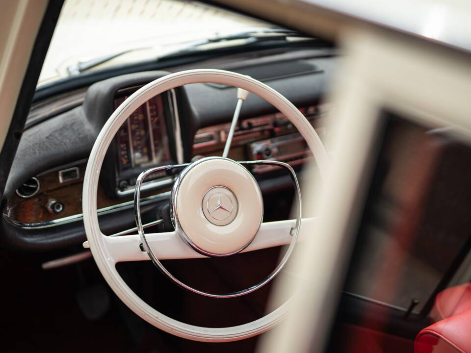 Image 26/42 of Mercedes-Benz 220 SE b (1965)