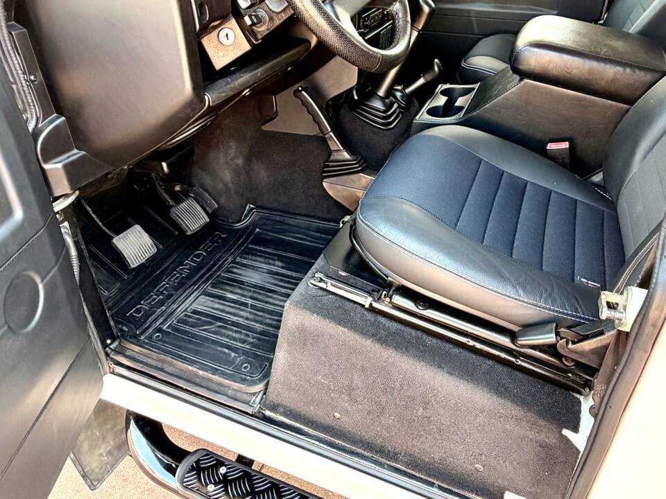 Bild 10/18 von Land Rover Defender 90 TD4 (2007)