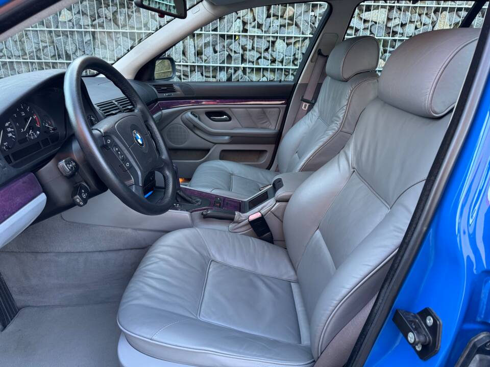 Image 39/100 of BMW 540i Touring (1998)