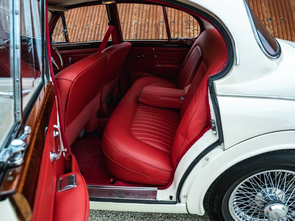 Bild 36/51 von Jaguar 240 (1968)