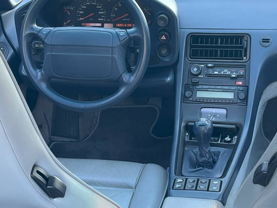 Image 17/26 of Porsche 928 GTS (1995)