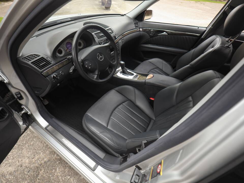 Image 11/72 of Mercedes-Benz E 55 AMG (2002)