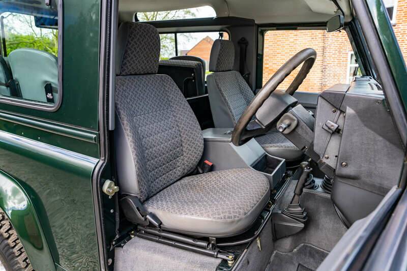 Image 19/50 de Land Rover Defender 90 Td5 (1999)