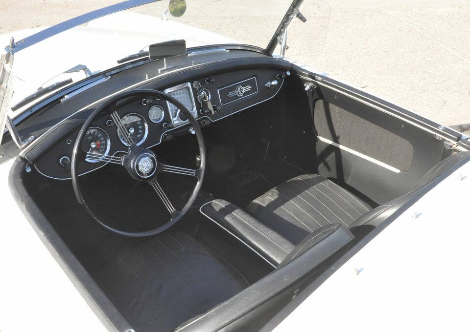 Image 2/8 of MG MGA 1600 (1962)