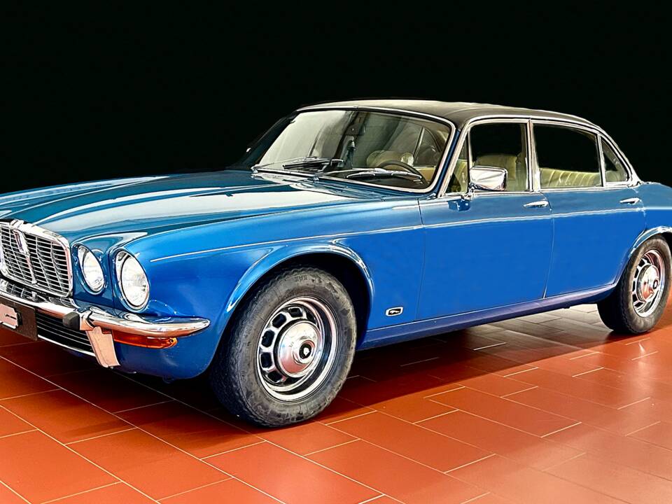 Image 2/13 of Jaguar XJ 12 (1979)