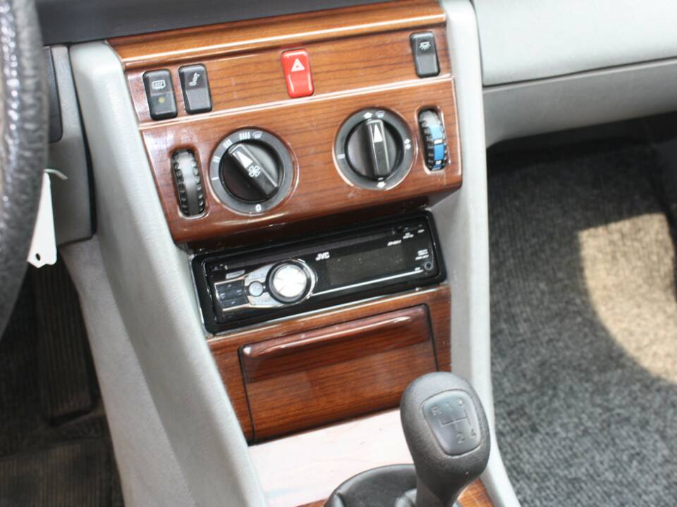 Immagine 10/13 di Mercedes-Benz 230 E (1986)
