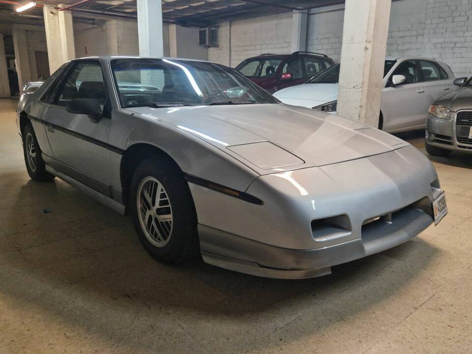 Afbeelding 3/8 van Pontiac Fiero SE (1985)