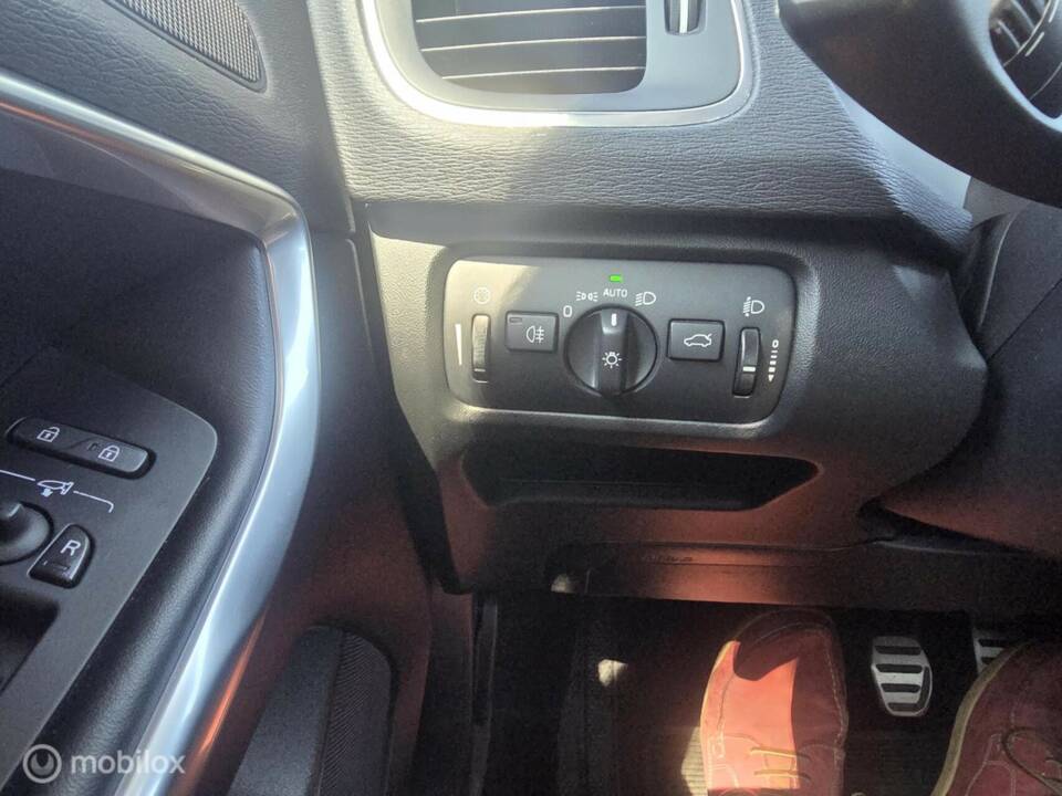Imagen 23/42 de Volvo V40 D4 R-Design (2014)
