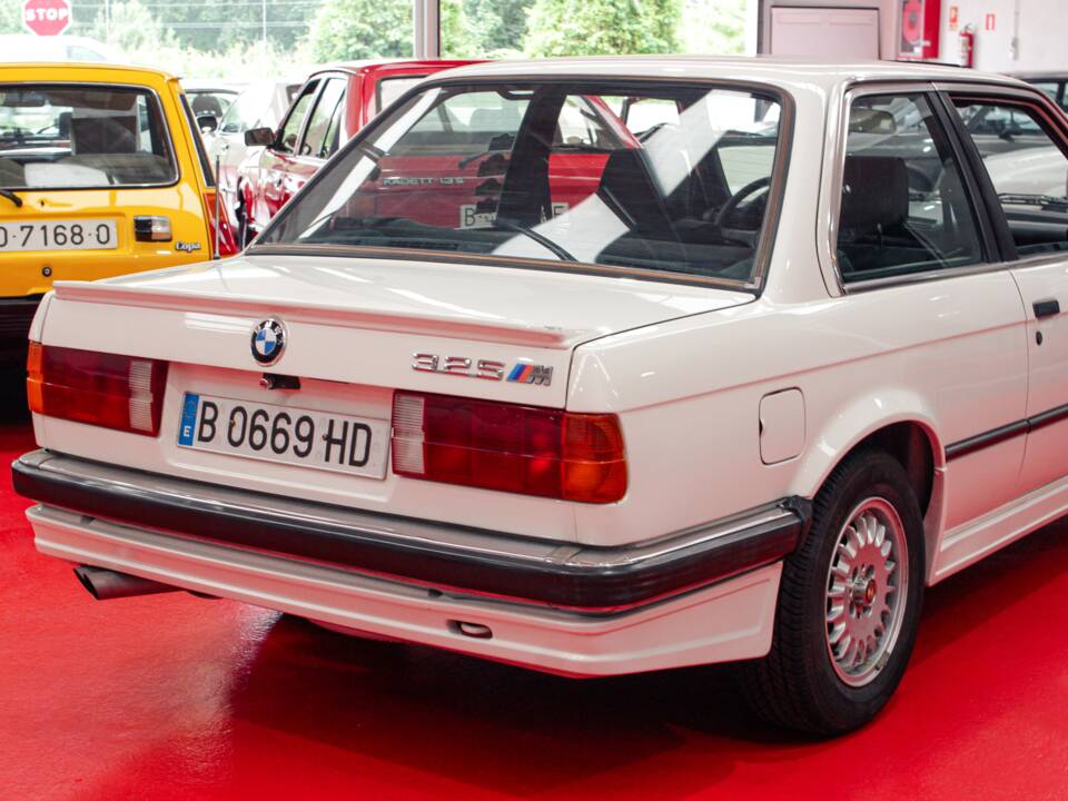 Image 24/38 of BMW 325i (1986)