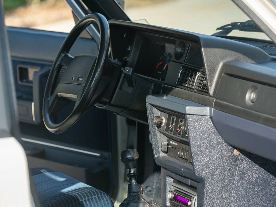 Immagine 27/43 di Volvo 240 GLE Injection (1989)