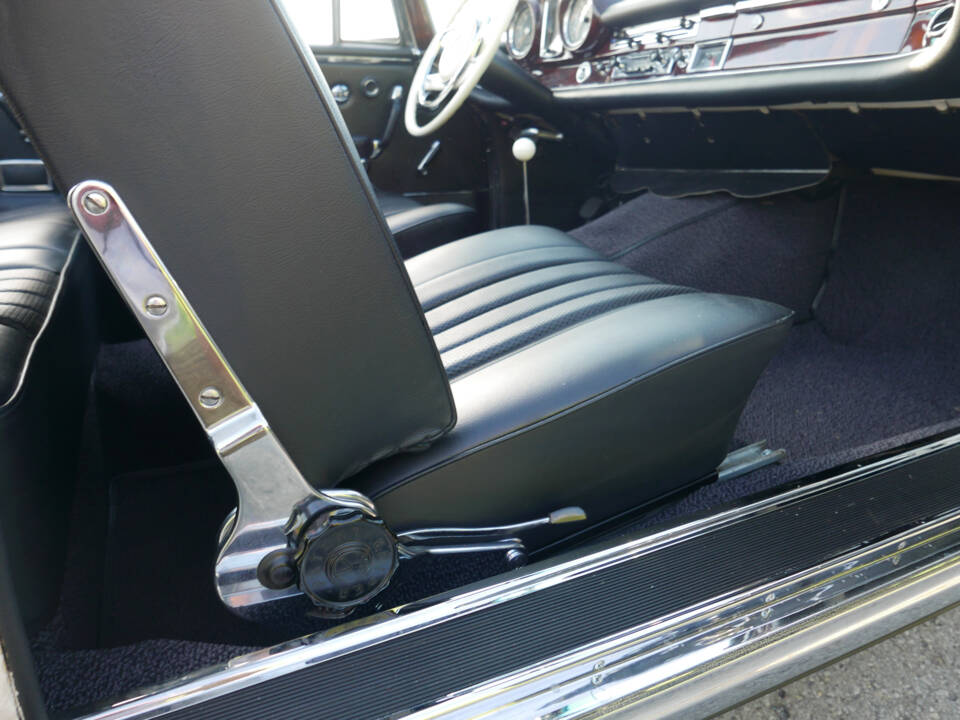 Imagen 13/56 de Mercedes-Benz 220 SE b (1962)