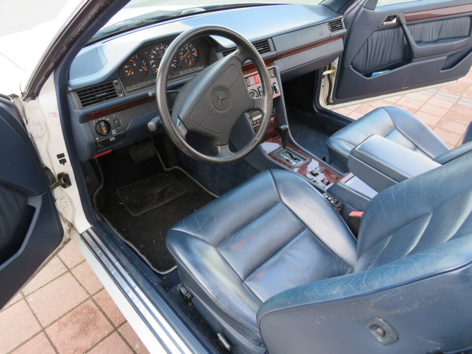 Image 5/5 of Mercedes-Benz E 220 (1994)