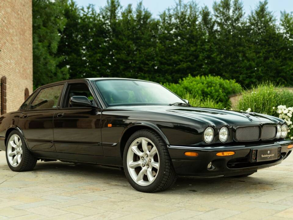 Image 2/50 de Jaguar XJR 4.0 (2000)