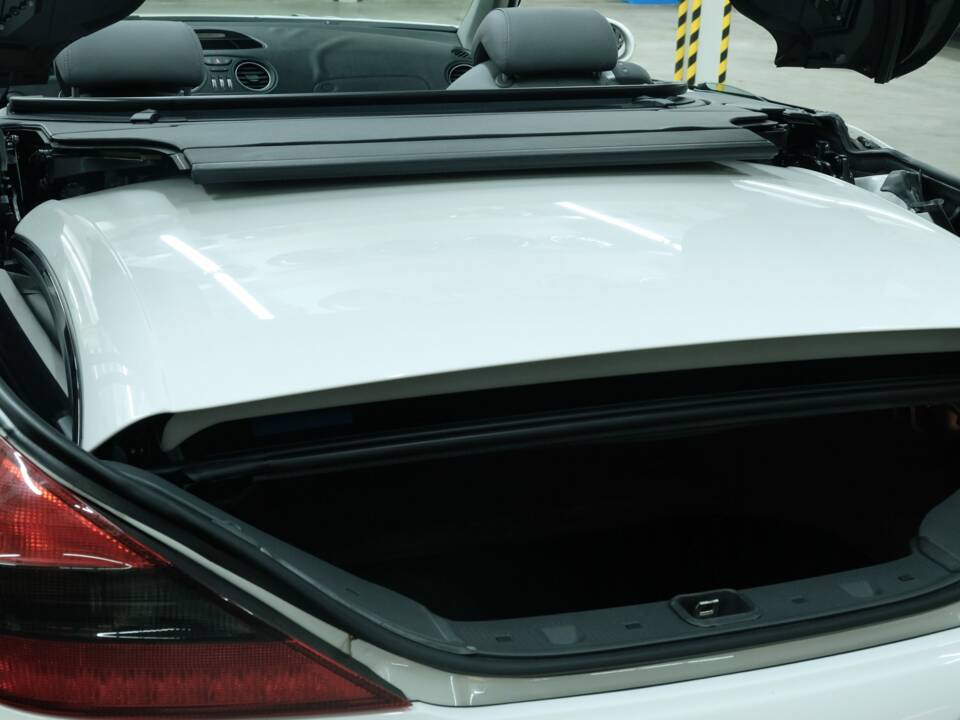 Image 29/50 of Mercedes-Benz SL 55 AMG (2003)