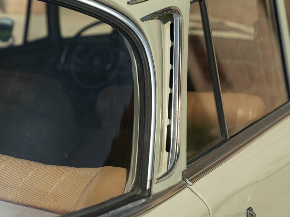 Image 15/50 of Mercedes-Benz 200 (1966)