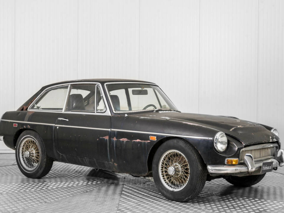 Image 7/50 of MG MGC GT (1969)