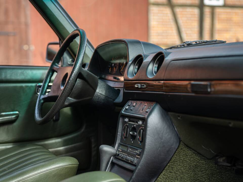 Image 33/53 de Mercedes-Benz 200 T (1982)