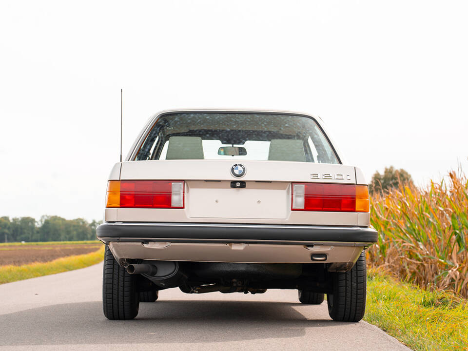 Image 11/80 of BMW 320i (1983)