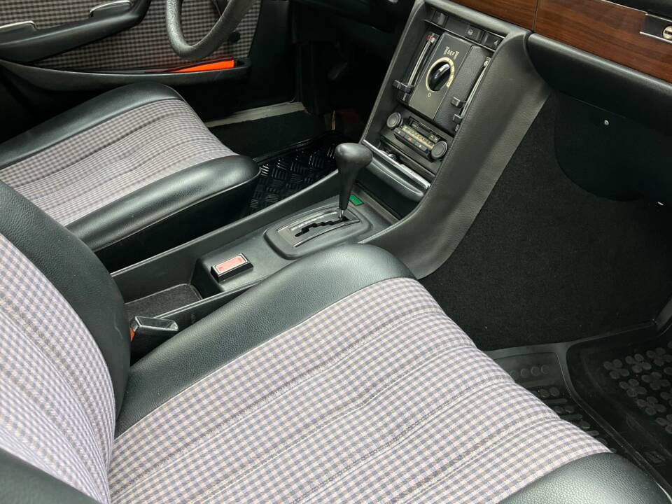 Image 13/15 de Mercedes-Benz 280 SE (1977)