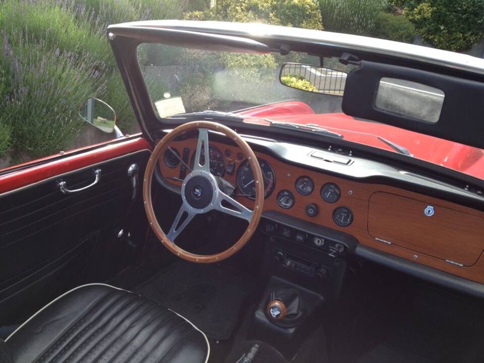 Image 8/9 of Triumph TR 250 (1968)