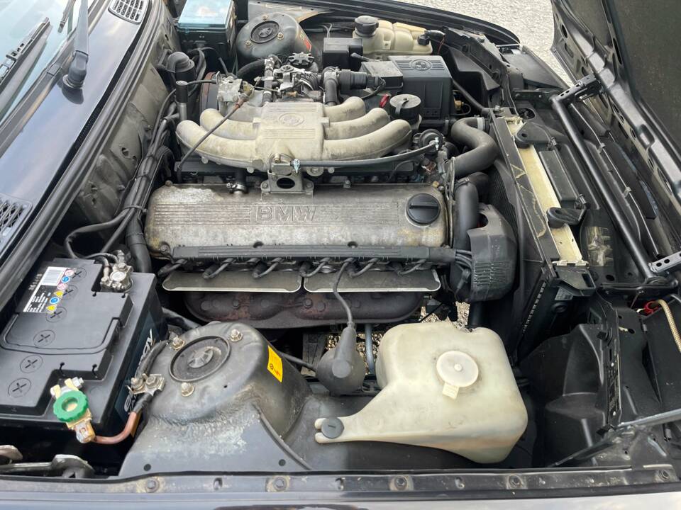 Image 11/12 of BMW 325i (1990)