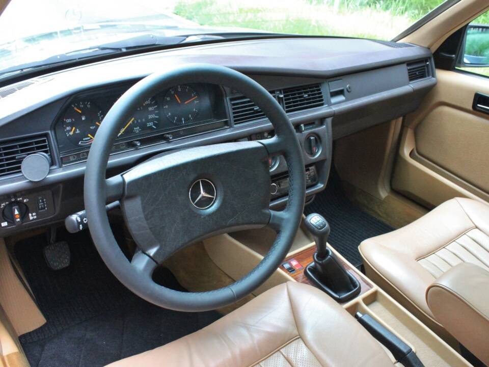Image 12/27 of Mercedes-Benz 190 E (1987)