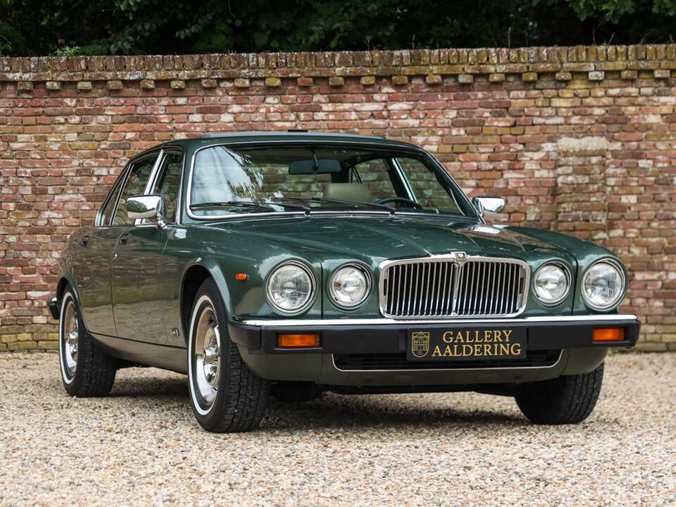 Image 38/50 of Jaguar XJ 6 4.2 (1985)