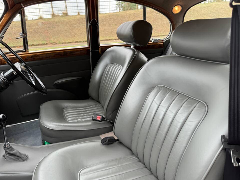 Image 21/36 of Jaguar Mk II 3.8 (1964)