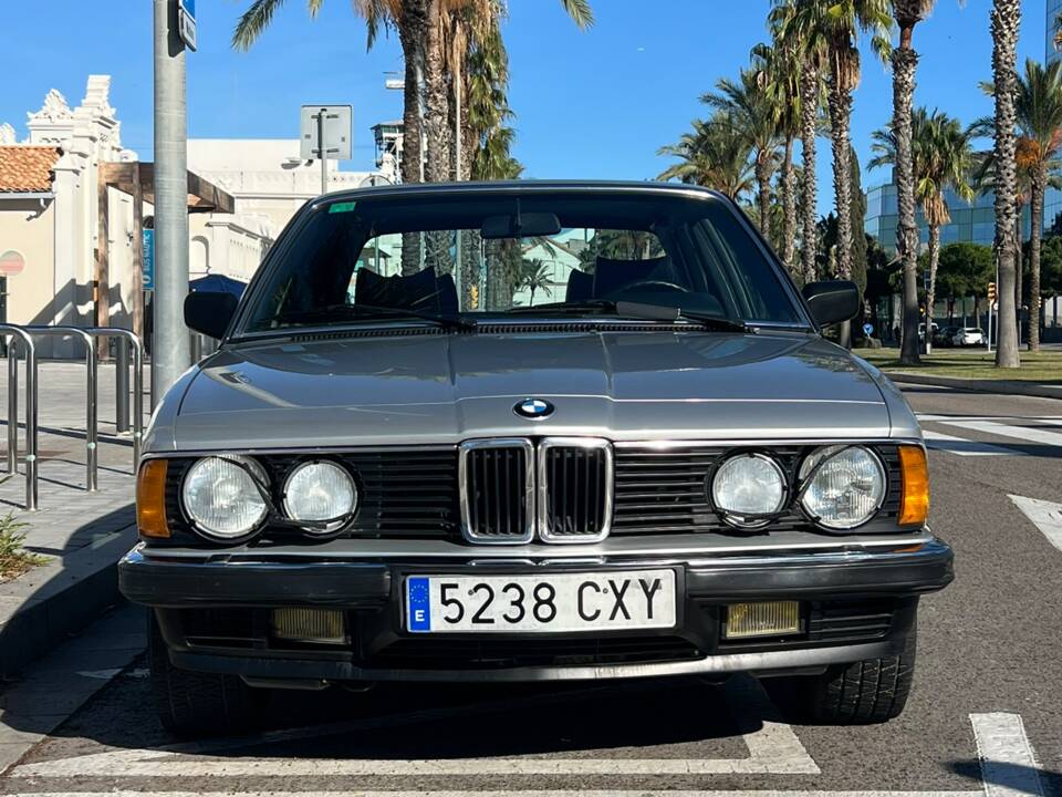 Image 2/36 of BMW 745i (1985)