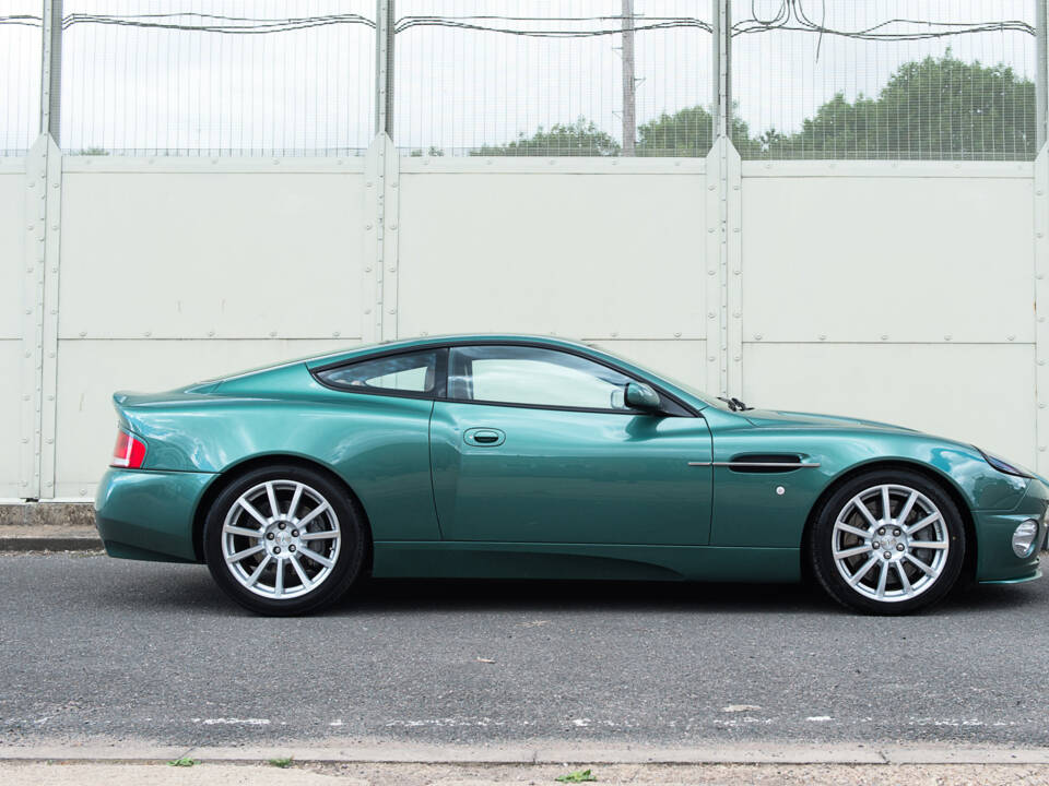 Imagen 7/21 de Aston Martin V12 Vanquish S (2004)