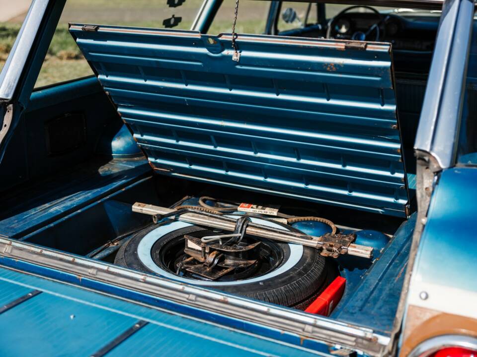 Immagine 16/20 di Ford Country Squire Station Wagon (1964)
