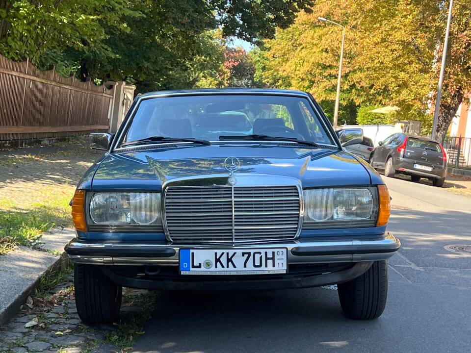 Immagine 3/38 di Mercedes-Benz 230 CE (1983)