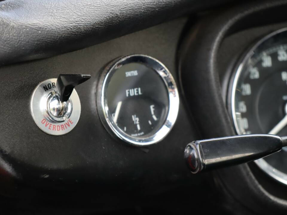 Image 14/50 of MG MGB GT (1974)
