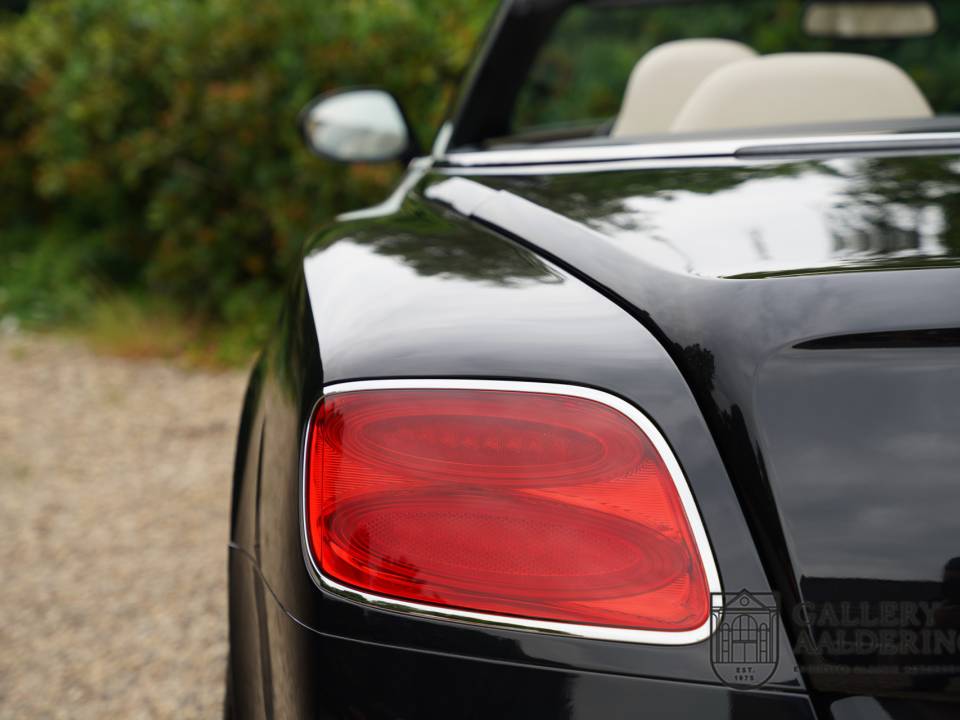 Image 43/50 of Bentley Continental GTC V8 (2014)