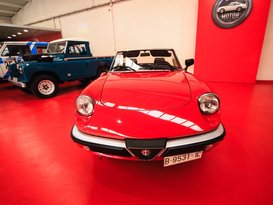 Image 13/24 of Alfa Romeo 2.0 Spider (1987)