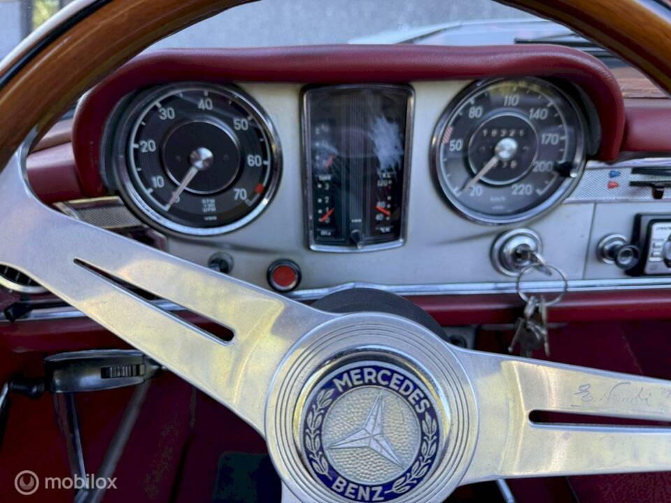 Image 22/27 of Mercedes-Benz 230 SL (1967)