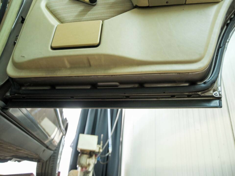 Image 47/50 of Mercedes-Benz 300 TD (1986)