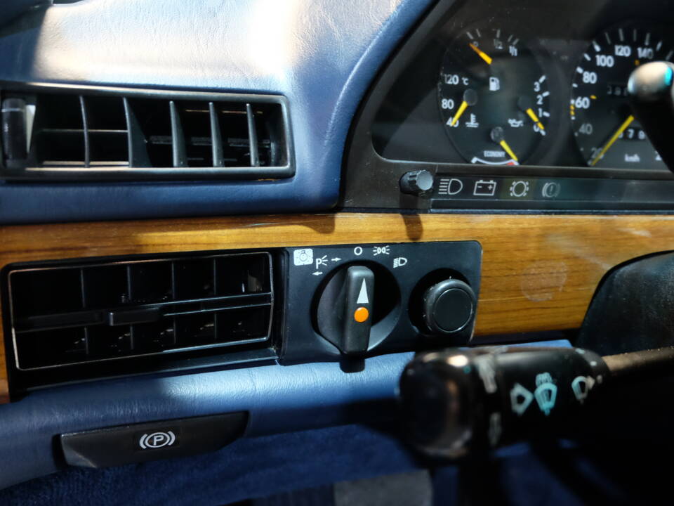 Image 19/31 of Mercedes-Benz 500 SEL (1987)
