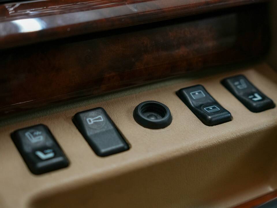 Image 22/41 of Mercedes-Benz 560 SEC (1990)