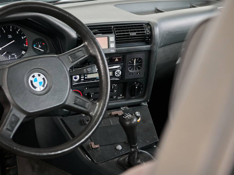 Bild 40/50 von BMW 325i (1986)