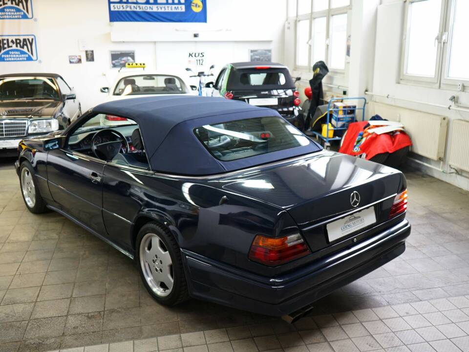 Image 11/33 of Mercedes-Benz 300 CE-24 (1993)
