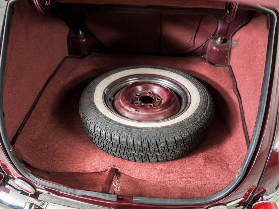 Image 42/50 of Volvo PV 444 (1953)