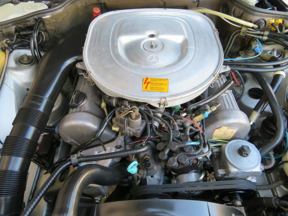 Image 15/19 of Mercedes-Benz 380 SEC (1982)