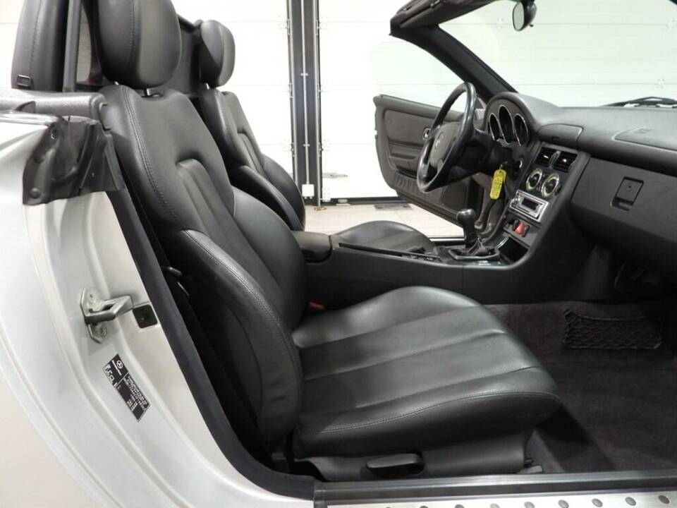 Image 10/15 de Mercedes-Benz SLK 200 Kompressor (2000)